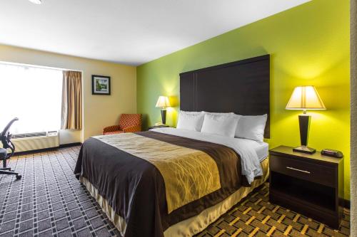 מיטה או מיטות בחדר ב-Quality Inn West of Asheville