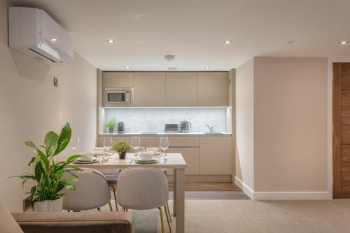 a kitchen and dining room with a table and chairs at Heritage Mews Nottingham in Nottingham