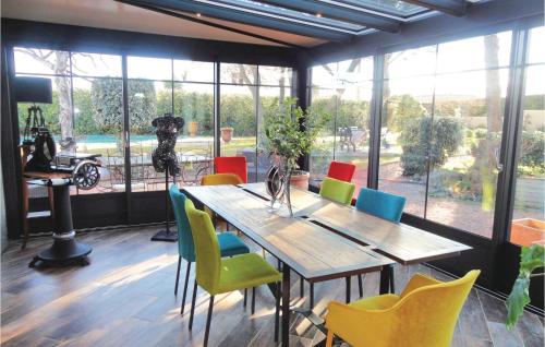 une salle à manger avec une table et des chaises colorées dans l'établissement Stunning Home In Caux, à Caux