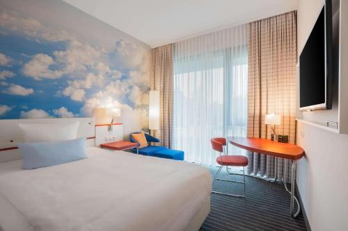 Giường trong phòng chung tại Hey Lou Hotel Friedrichshafen
