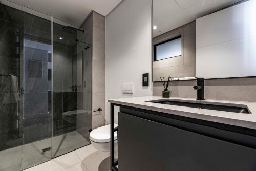 ein Badezimmer mit Toilette, Waschbecken und Dusche in der Unterkunft 402 The Signature, De Waterkant in Kapstadt