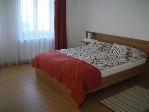 Кровать или кровати в номере Paks Panzió