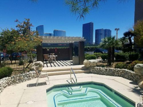 Lovely condo! Walking distance to the Strip with pool and spa