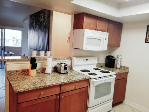 Dapur atau dapur kecil di Lovely condo! Walking distance to the Strip with pool and spa
