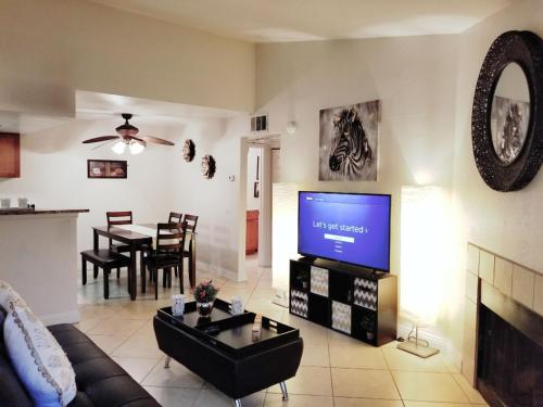 Μια τηλεόραση ή/και κέντρο ψυχαγωγίας στο Lovely condo! Walking distance to the Strip with pool and spa