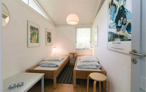 Strandby GårdeにあるCassiopejaの窓付きの小さな部屋のベッド2台