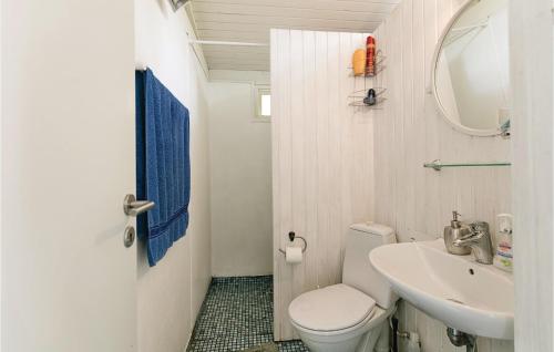 Strandby GårdeにあるCassiopejaのバスルーム(トイレ、洗面台、鏡付)