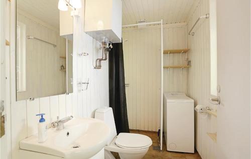 Vester SømarkenにあるAwesome Home In Aakirkeby With 3 Bedrooms And Wifiのギャラリーの写真