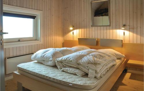 1 cama con 4 almohadas en una habitación en Stunning Home In Asperup With Wifi, en Asperup