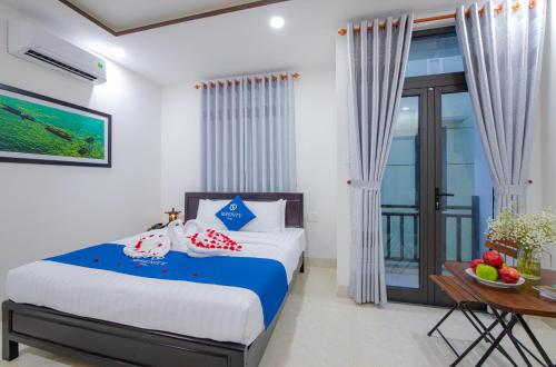 1 dormitorio con cama, mesa y escritorio en Serenity Villa Hoi An en Hoi An