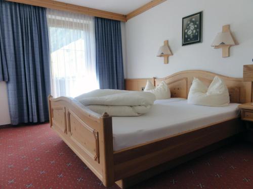 トゥクスにあるGästehaus Alpenlandのベッドルーム1室(ベッド2台、窓付)