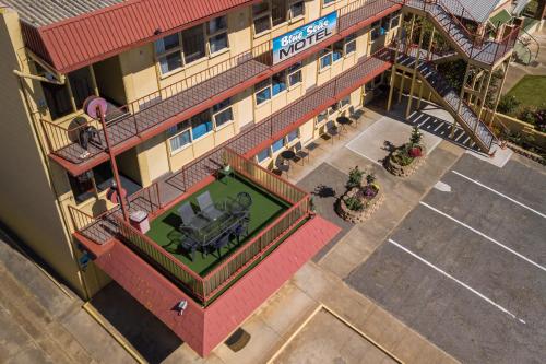 an overhead view of a hotel with a building at Blue Seas Motel in Port Lincoln