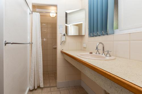 y baño con lavabo y ducha. en Blue Seas Motel, en Port Lincoln