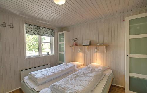 Vester SømarkenにあるNice Home In Aakirkeby With 3 Bedrooms And Wifiのベッドルーム1室(窓付)