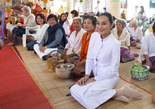 a group of people sitting on the floor at Sams ChiangKhan in Chiang Khan