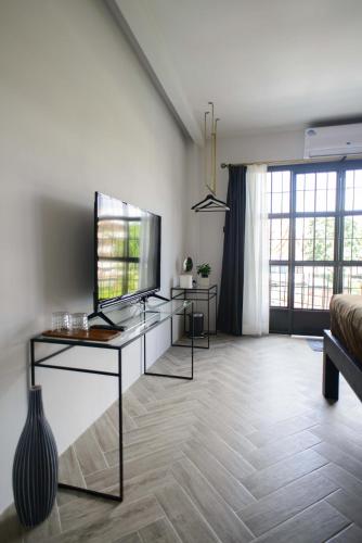 a living room with a desk and a television at 87 Oldtown at River Pier in Bangkok