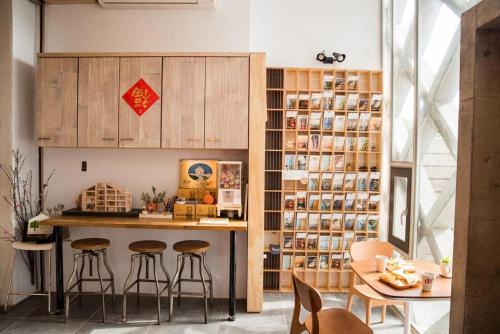 a kitchen with a bar with stools and a table at 墾丁橘月Orange Moon Inn in Kenting