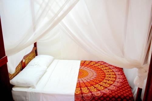 コクレスにあるVilla# 6 Luxury Two Bed Villa - Private Gardenのベッドルーム(カーテン付きのベッド1台付)