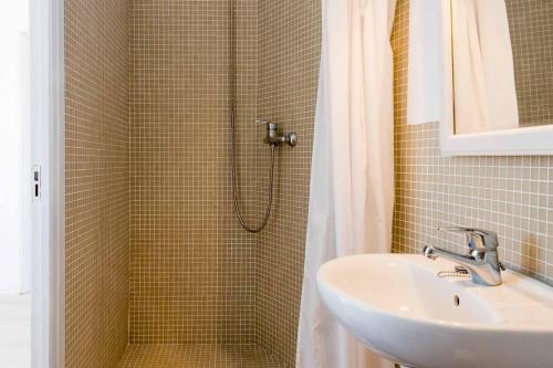 y baño con lavabo y ducha. en Villa Vica, en Santanyí