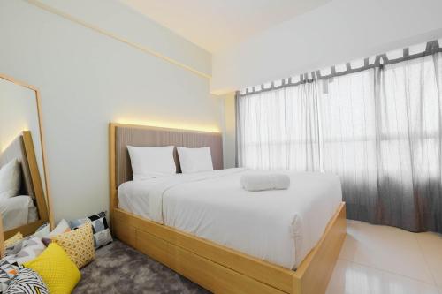 Postel nebo postele na pokoji v ubytování Modern Studio @ Springlake Summarecon Apartment By Travelio