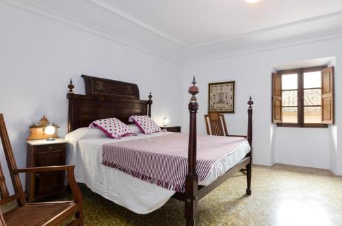 a bedroom with a bed with pink pillows on it at Jaume II in Llucmajor