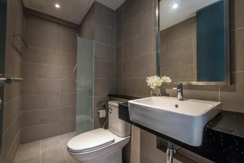 une salle de bain avec des toilettes blanches et un lavabo dans l'établissement 海景房 Seaview 218 Macalister (Georgetown) 乔治市中心 9pax, à George Town