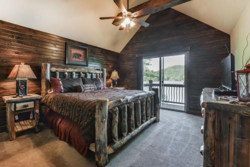 une chambre avec un lit et un ventilateur de plafond dans l'établissement Chalets Resort Luxury Lakefront Villa Family Friendly 2 Pools Free Amenities, à Lampe