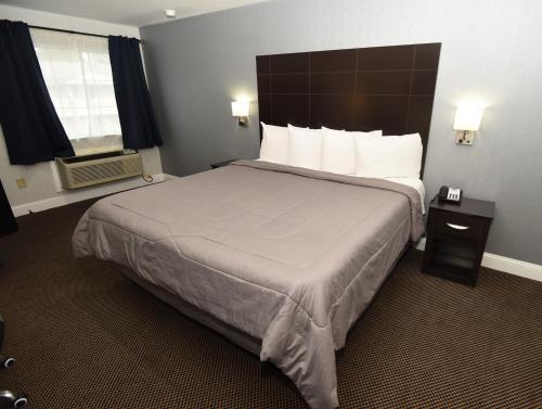 a hotel room with a large bed and a window at FairBridge Hotel Atlantic City in Galloway