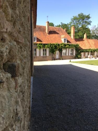 Blick auf ein Gebäude mit Auffahrt in der Unterkunft La Grange de l’ecuyer in Chemilly