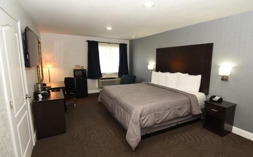 Кровать или кровати в номере FairBridge Hotel Atlantic City