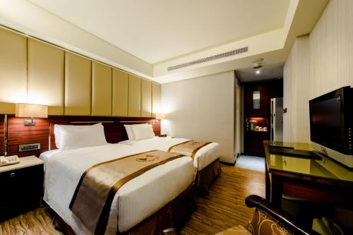 Tempat tidur dalam kamar di HopeCity MinSheng Hotel