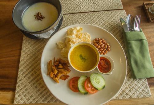 サヌールにあるマハラクシュミ ブティック ホテルの一皿一皿