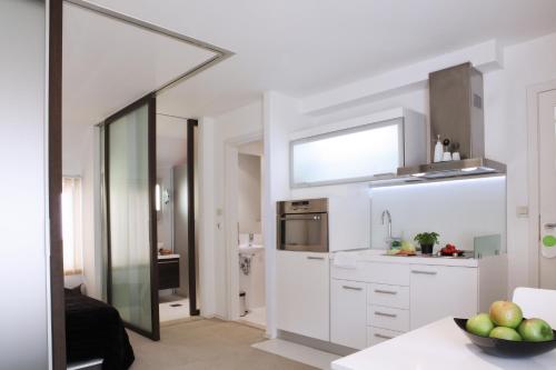 Kuchyň nebo kuchyňský kout v ubytování Miró Studio Apartments Dubrovnik