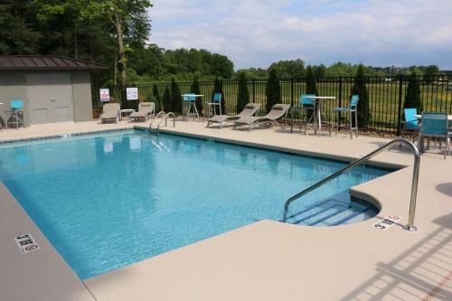 Piscina a Holiday Inn Express & Suites - Hendersonville SE - Flat Rock, an IHG Hotel o a prop