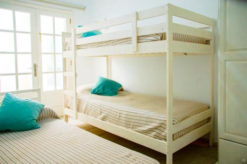カレタ・デ・ファマラにあるCasa Adaの二段ベッド2組が備わるドミトリールームのベッド1台分です。