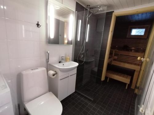 Ett badrum på Rukantrio Apartments