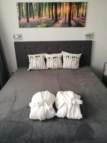 ein Bett mit zwei weißen Handtüchern darauf in der Unterkunft Top Appartment mit Weitblick und Late Check-Out inklusive aktivCARD in Sankt Englmar