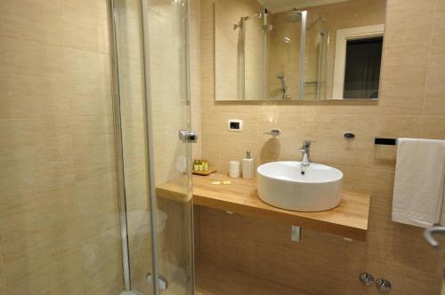 een badkamer met een wastafel en een douche bij QuodLibet in Rome