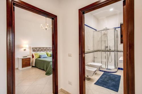 bagno con letto, doccia e servizi igienici di MEDITERRANEAN HOUSE a Sorrento