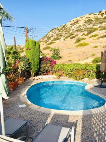 Piscina en o cerca de VILLA ALICIA with priv pool, beautiful garden and shady veranda- 5 min to the beach