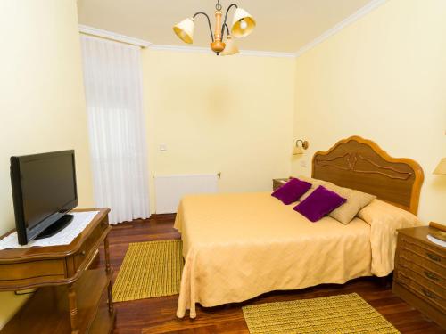 
A bed or beds in a room at Alojamientos Garden Ribadeo

