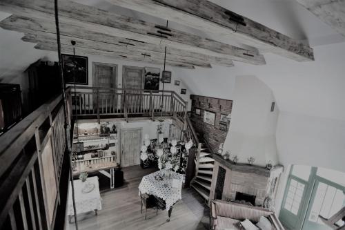 sala de estar con escalera, mesa y sillas en Domy Konesera, en Trzcin