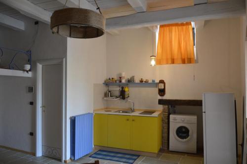 ヴェノーザにあるCapovalle B&Bのキッチン(シンク、洗濯機付)