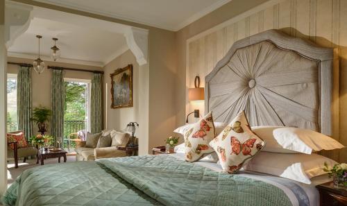una camera da letto con un grande letto con cuscini di Park Hotel Kenmare a Kenmare