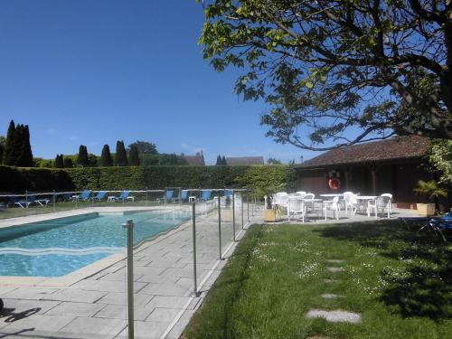 The swimming pool at or close to Château de Gilly