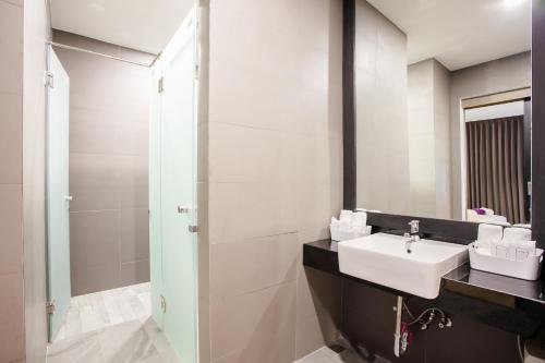Ett badrum på Chaweng Villawee Hotel - SHA Plus