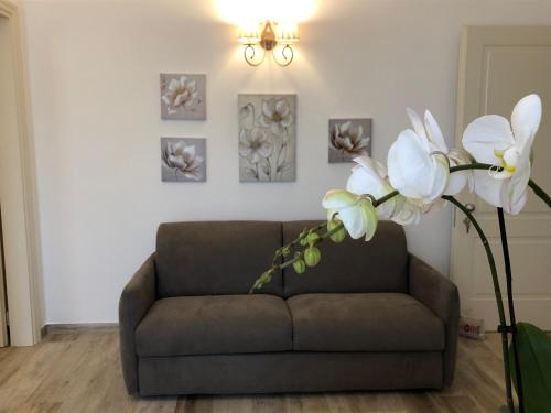 a couch in a living room with white flowers at Agriturismo N'Uova Campagna in Bologna