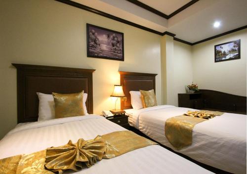 Habitación de hotel con 2 camas con arcos. en i Boutique Hotel en Pluak Daeng