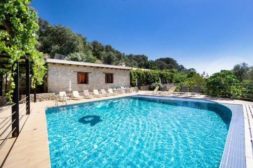 an image of a swimming pool in a villa at Villa Talos in Palaiochóra