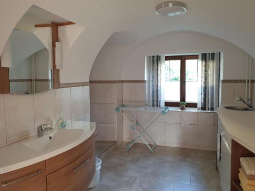 uma casa de banho com um lavatório e um espelho em Haus 66 em Obertraun